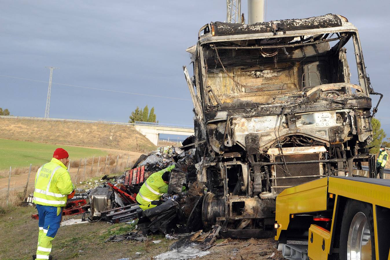 Un accidente de tráfico entre dos camiones en el kilómetro 151 de la A-6 (Autovía del Noroeste) en sentido Madrid, en Medina del Campo, ha deja un herido grave y los dos camiones accidentados calcinados por las llamas.