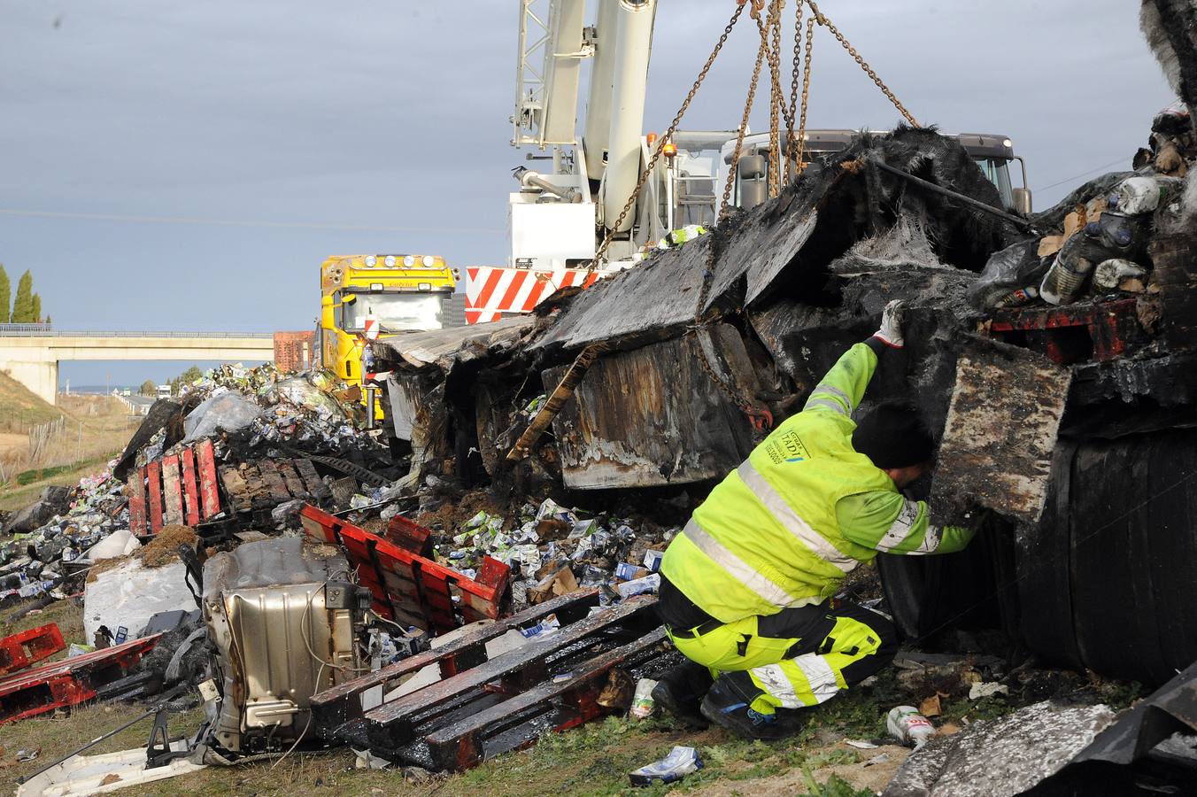 Un accidente de tráfico entre dos camiones en el kilómetro 151 de la A-6 (Autovía del Noroeste) en sentido Madrid, en Medina del Campo, ha deja un herido grave y los dos camiones accidentados calcinados por las llamas.