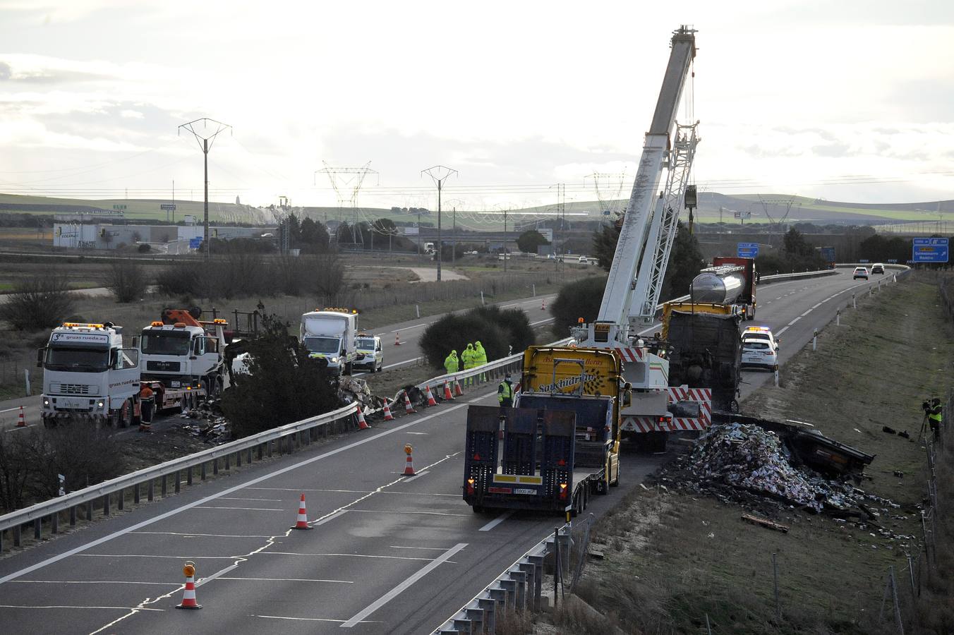 Un accidente de tráfico entre dos camiones en el kilómetro 151 de la A-6 (Autovía del Noroeste) en sentido Madrid, en Medina del Campo, ha deja un herido grave y los dos camiones accidentados calcinados por las llamas.