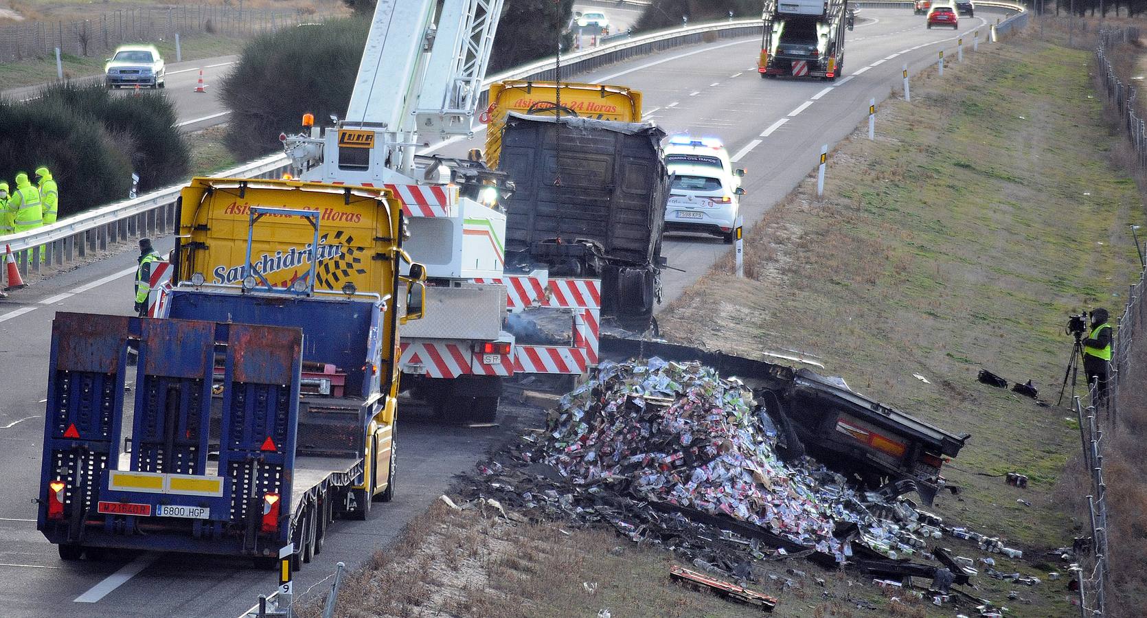 Un accidente de tráfico entre dos camiones en el kilómetro 151 de la A-6 (Autovía del Noroeste) en sentido Madrid, en Medina del Campo, ha deja un herido grave y los dos camiones accidentados calcinados por las llamas.