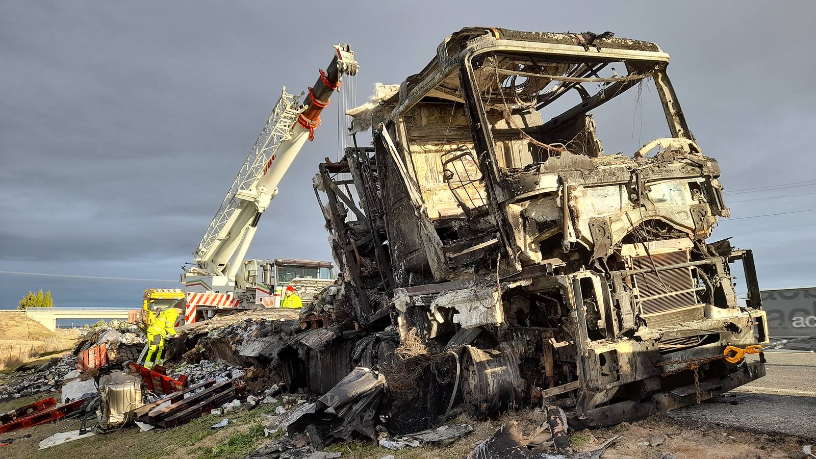 Un accidente de tráfico entre dos camiones en el kilómetro 151 de la A-6 (Autovía del Noroeste) en sentido Madrid, en Medina del Campo, ha deja un herido grave y los dos camiones accidentados calcinados por las llamas.