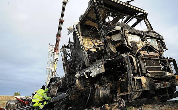 Galería. Accidente entre dos camiones en la A-6 a la altura de Gomeznarro