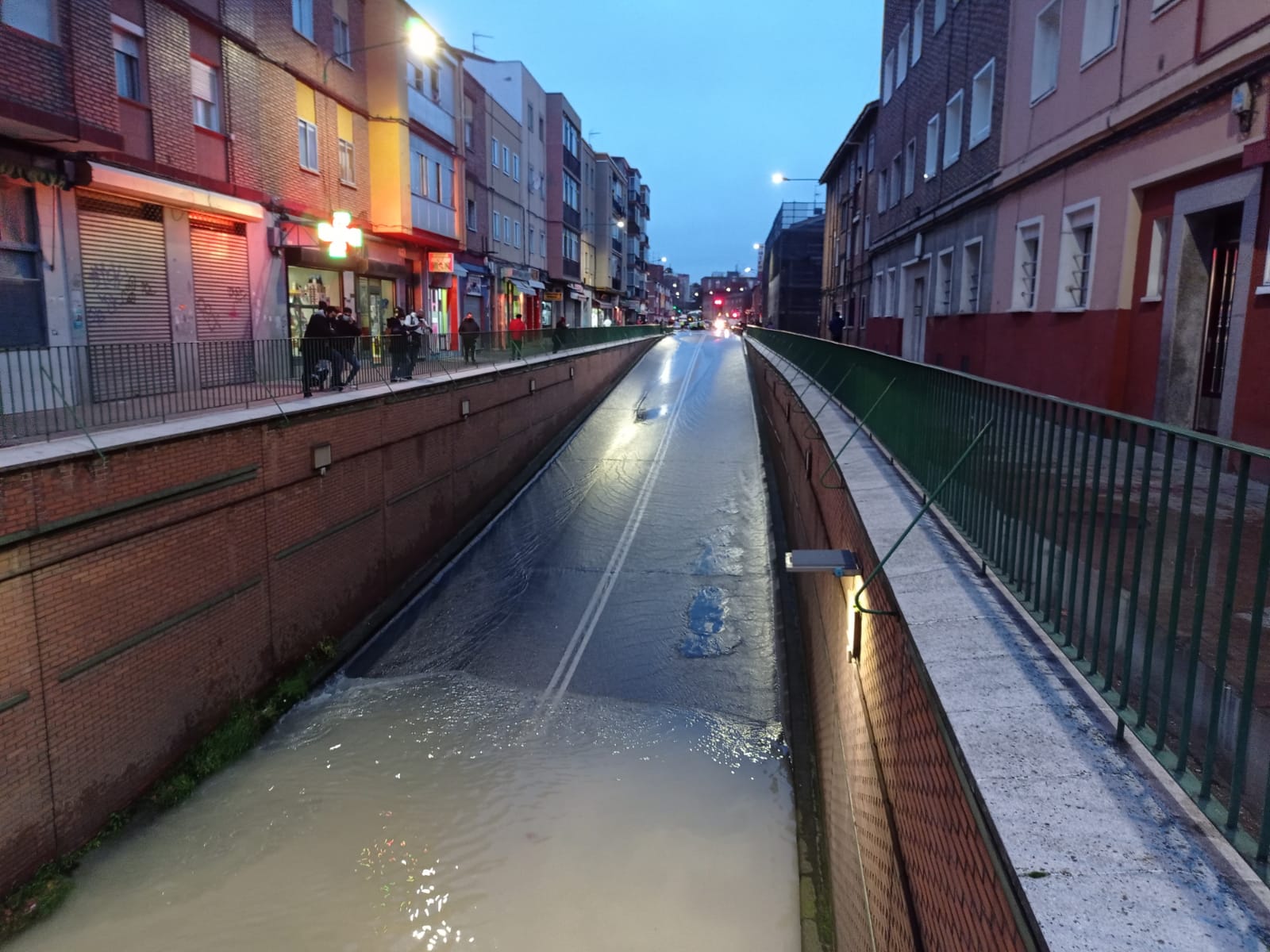 Fotos: El reventón de una tubería inunda el túnel de Vadillos de Valladolid