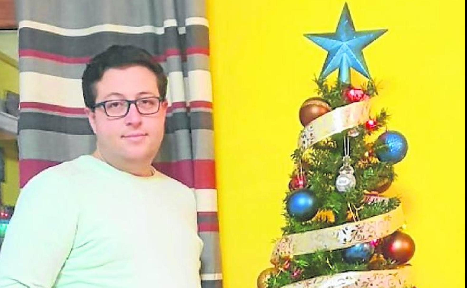 Goyo Marlasca, junto al árbol de Navidad en su casa.