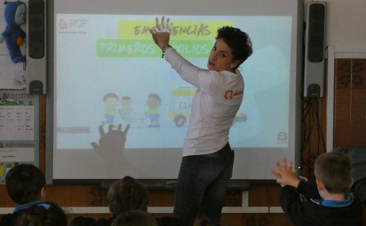 Belén Medina, impartiendo un curso en un colegio antes de la pandemia.