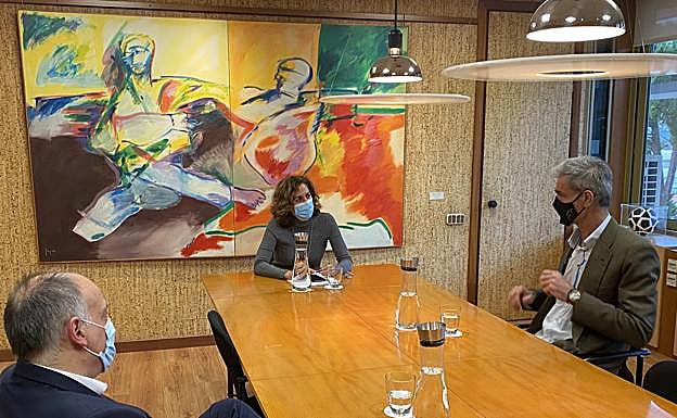 Irene Lozano, entre Javier Tebas y Antonio Martín en la sede del CSD. 