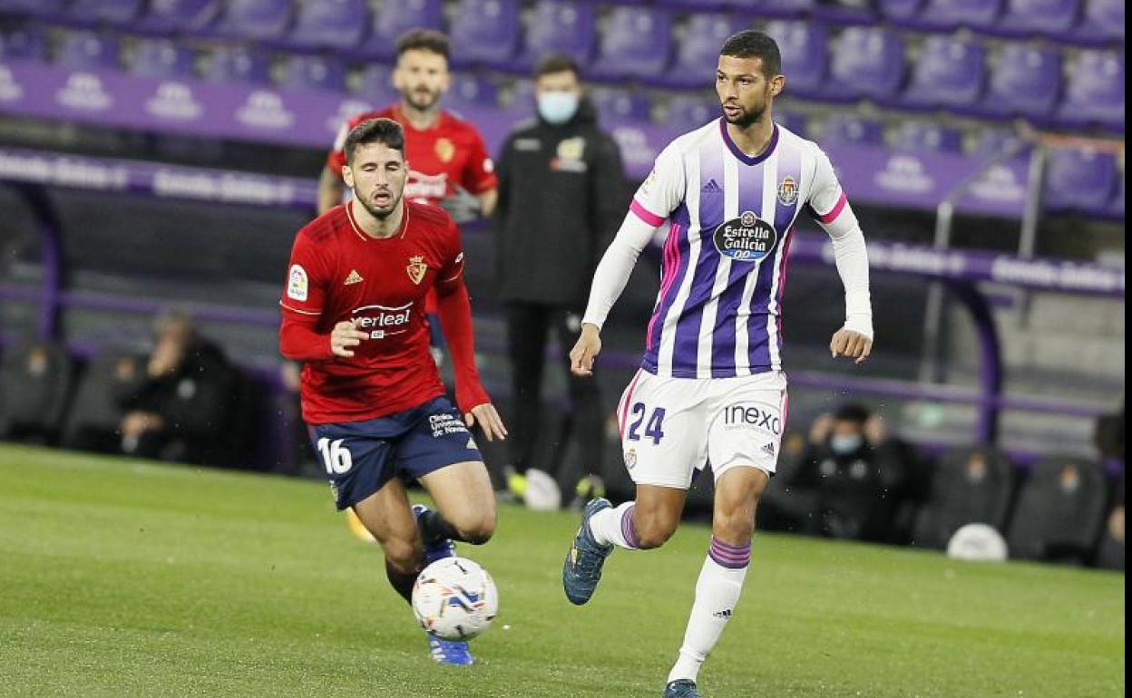 El blanquivioleta Joaquín Fernández junto a Calleri durante el Real Valladolid-Osasuna de la pasada jornada.