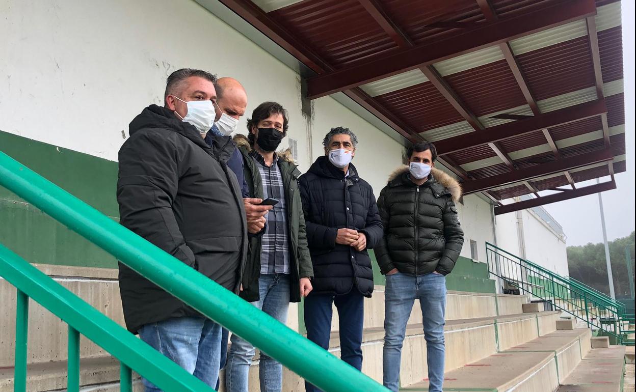 La visera de las gradas de Los Pinos está prácticamente instalada por completo. 