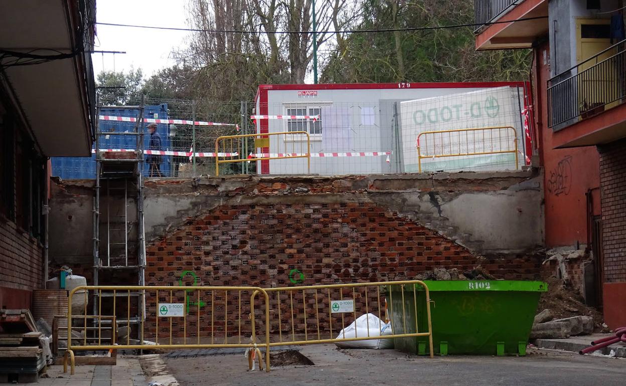 Trabajos de demolición de las antiguas escaleras al final de la calle Oriol para instalar el ascensor. 