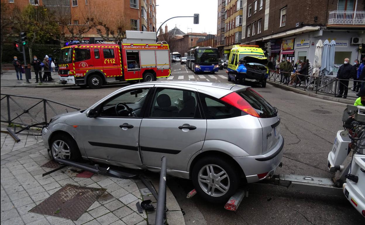 El turismo y la ambulancia siniestradas en el cruce de las calles Don Sancho y La Merced.