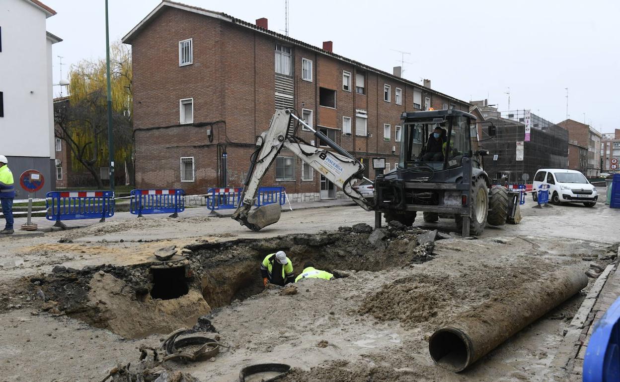 Los operarios sustituyen la tubería en la calle Villabáñez.