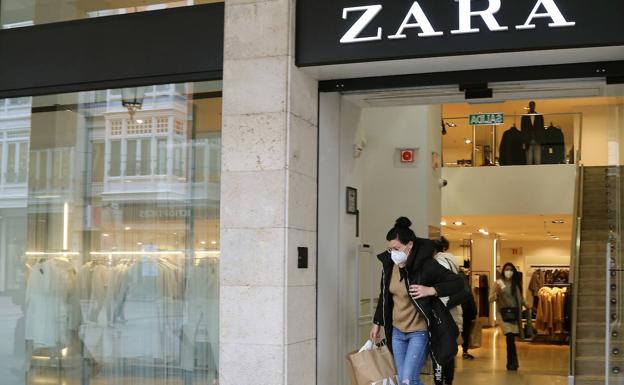 Los palentinos se vuelcan en la recogida de firmas para evitar el cierre de Zara