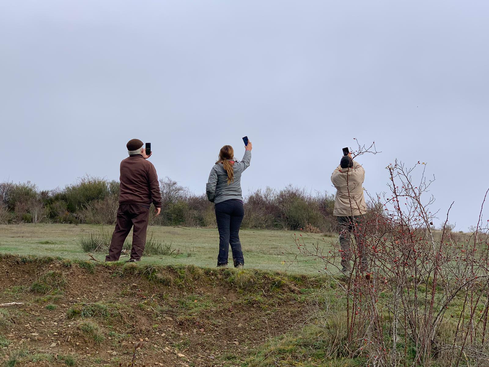 Tres vecinos de San Cebrián de Mudá intentan encontrar cobertura en la única zona del pueblo en la que la tienen. 