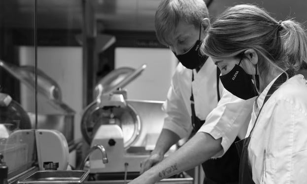 Imagen principal - Arriba, en las cocinas del restaurante Ambivium. Abajo, Noemí Martínez y Víctor Martín, del restaurante Trigo; y el jefe de cocina de Taller Arzuaga, Jhon Mendoza. 