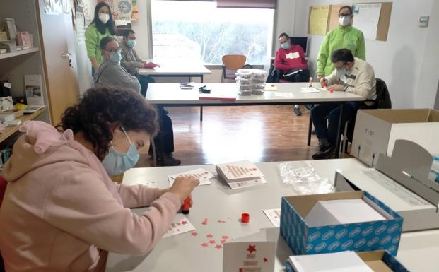 Participantes en el taller ocupacional de Tudela de Duero, con las postales navideñas. 