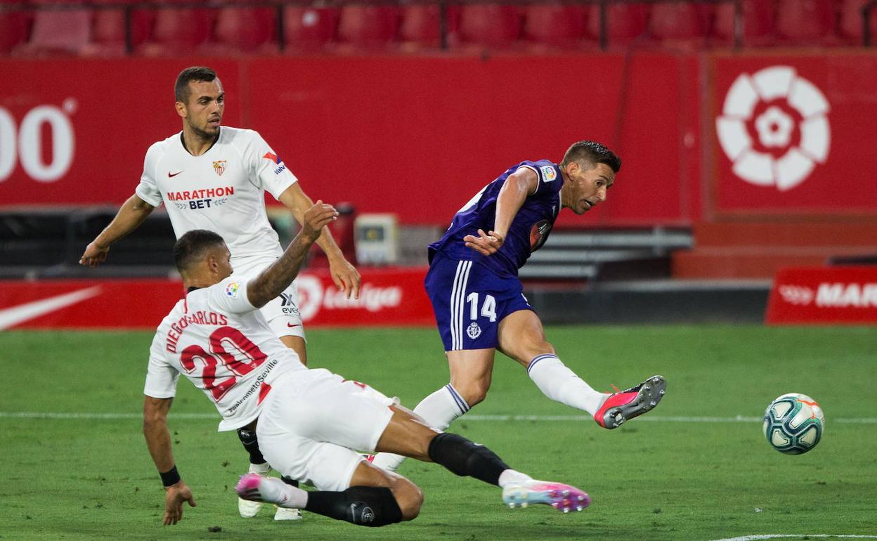 Rubén Alcaraz dispara a puerta ante Diego Carlos y Joan Jordán en el Sevilla-Real Valladolid del pasado mes de junio