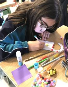 Imagen secundaria 2 - Estudiantes del colegio La Inmaculada Misioneras preparan los regalos para las residencias. 