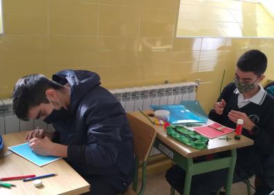 Imagen secundaria 1 - Estudiantes del colegio La Inmaculada Misioneras preparan los regalos para las residencias. 