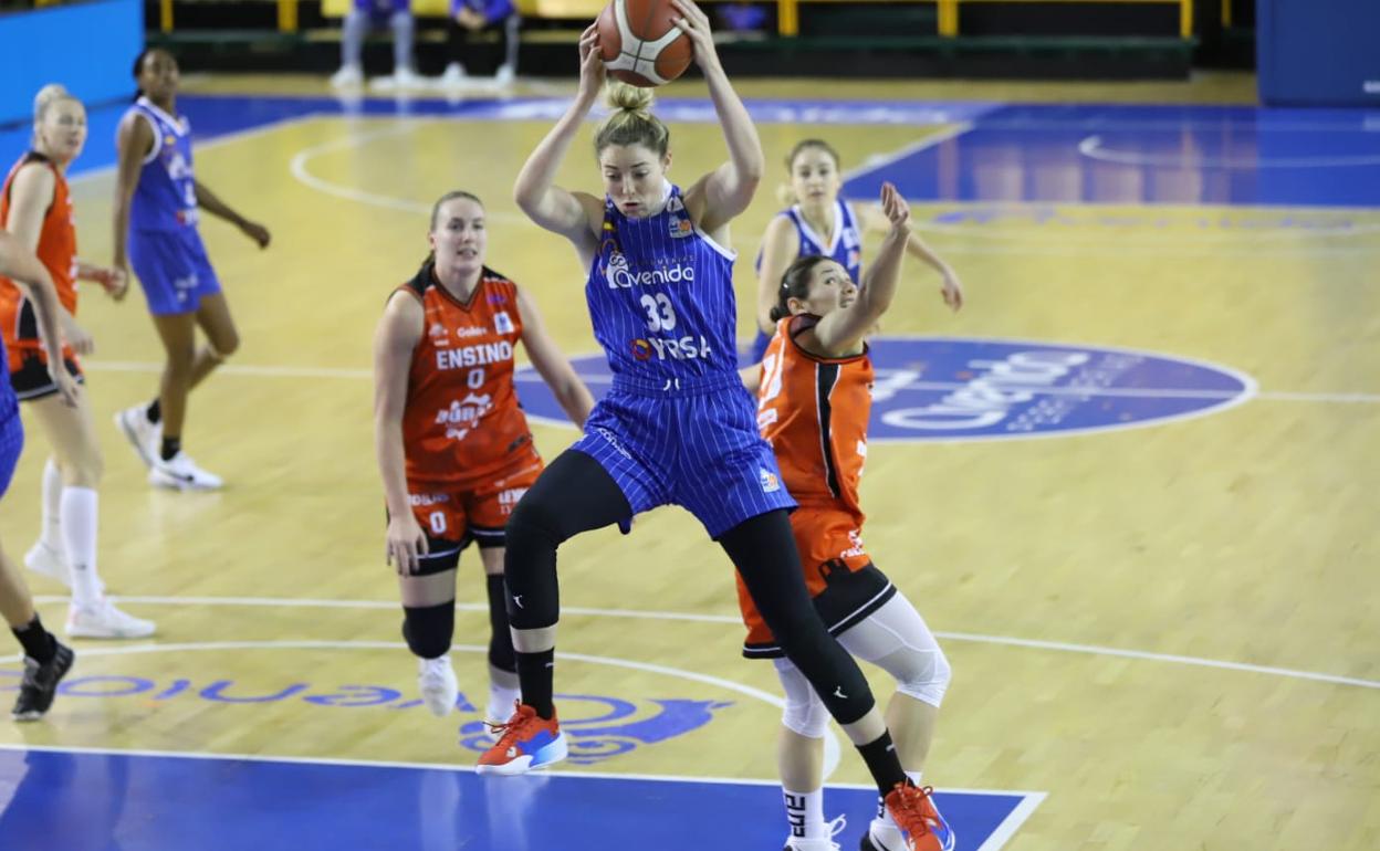 Katie Lou Samuelson captura un rebote ante dos rivales del Ensino de Lugo. 