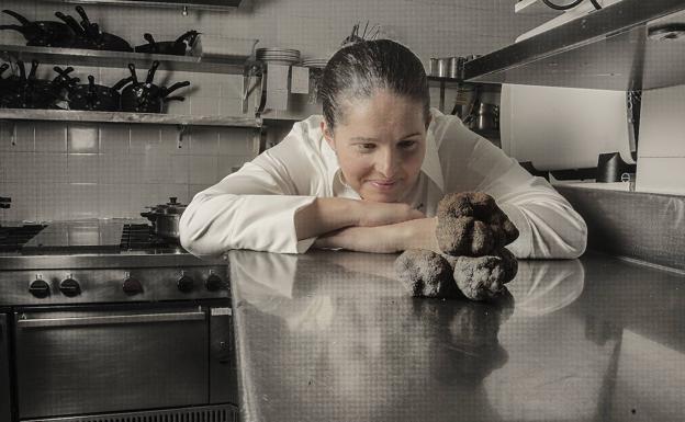 Imagen principal - Arriba, Elena Luca, en la cocina de la Lobita. Abajo, Óscar García Marina, de Baluarte, y los hermanos Pedro Mario y Óscar Pérez, de El Ermitaño. 