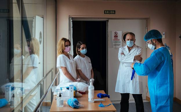 Imagen principal - Colaboradores de Médicos del Mundo, durante la formación en la residencia del Carmen. 