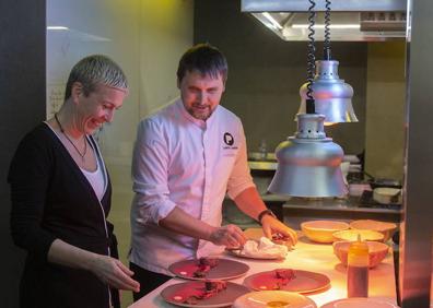 Imagen secundaria 1 - Arriba, Juanjo Losada y Yolanda León, de Cocinandos. Abajo, a la derecha, Juanjo Losada y Yolanda Rojo, del restaurante Pablo; y Samuel Naveira y Génesis Cardona. 