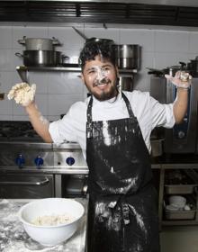 Imagen secundaria 2 - Arriba, en las cocinas del restaurante Ambivium. Abajo, Noemí Martínez y Víctor Martín, del restaurante Trigo; y el jefe de cocina de Taller Arzuaga, Jhon Mendoza. 