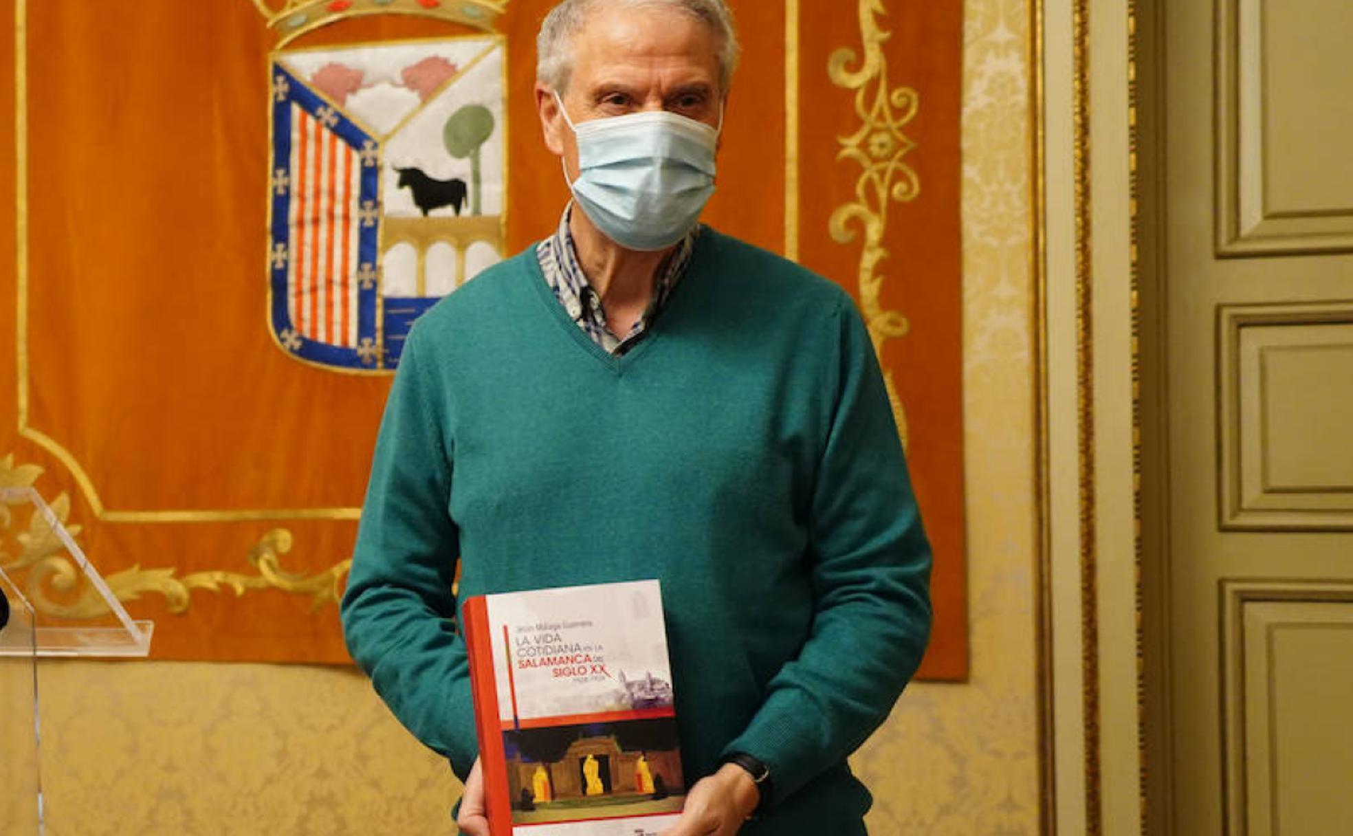 El escritor y exacalde de Salamanca, Jesús Málaga, con su último libro.