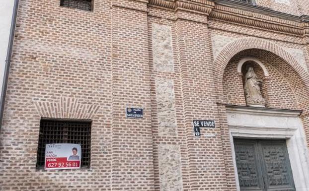 Carteles de la venta en la fachada del convento de la plaza de Santa Brígida