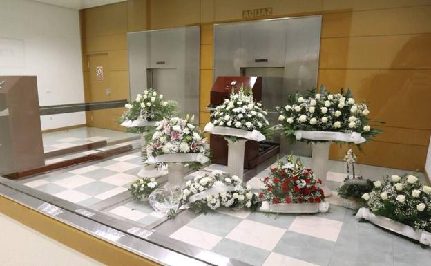 Sala de los hornos crematorios, con los centros de flores encargados para un difunto. 