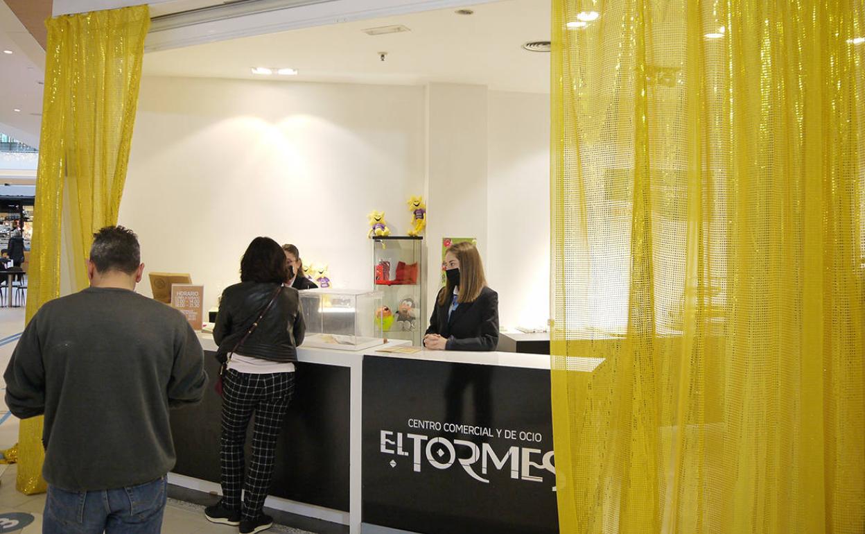 Punto solidario de ventas en el centro comercial. 