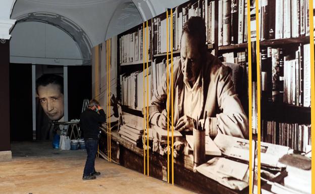 Delibes, escribiendo en una de las fotografías de gran formato.