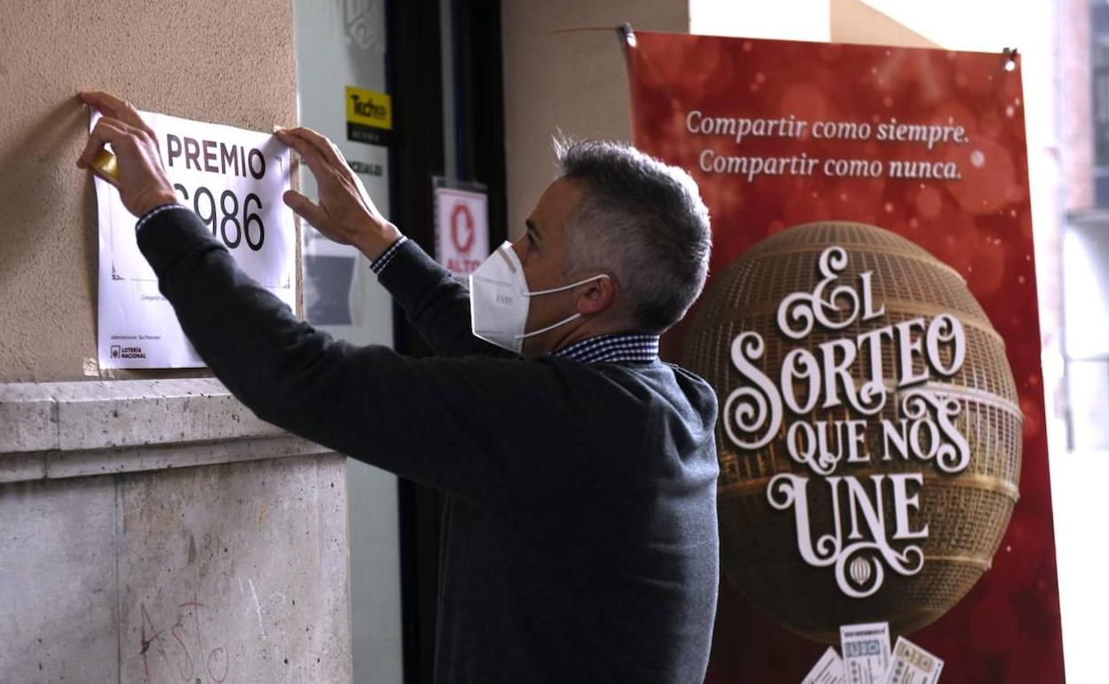 El quinto premio, 86986, deja un pellizco en la calle Santiago de Valladolid.