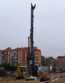 Imagen secundaria 2 - Trabajos de urbanización en las calles Nochevieja y Epifanía (debajo). A la derecha, la máquina que trabaja en el túnel del lado de la calle Andrómeda.