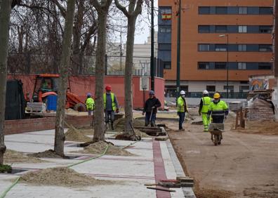 Imagen secundaria 1 - Trabajos de urbanización en las calles Nochevieja y Epifanía (debajo). A la derecha, la máquina que trabaja en el túnel del lado de la calle Andrómeda.