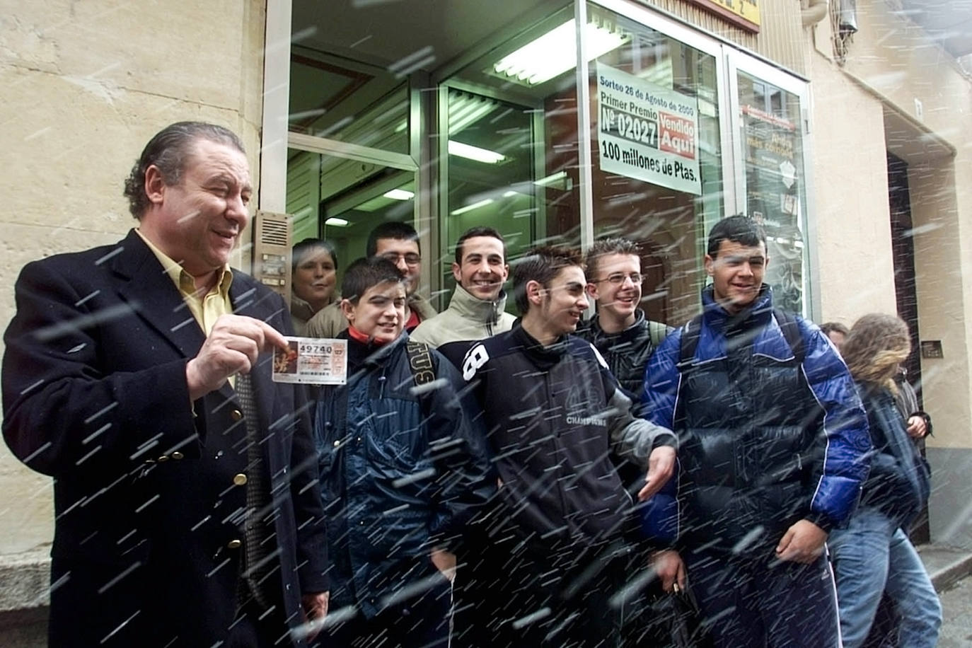 Afortunados por el 'gordo' de Navidad que cayó en Segovia hace veinte años brindan ante la administración del Corpus. 