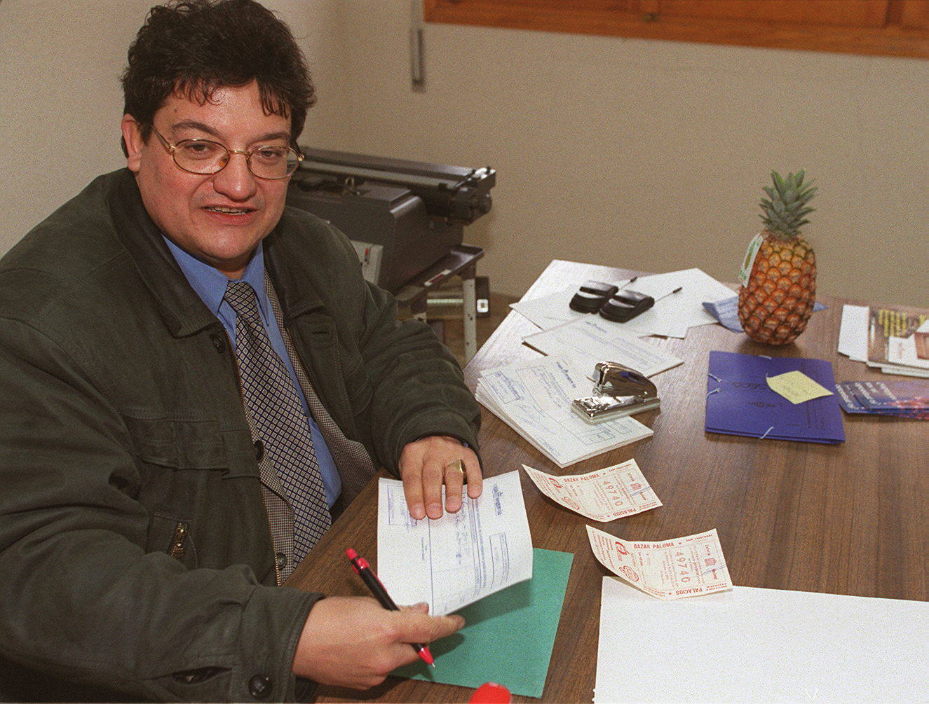 Afortunados por el 'gordo' de Navidad que cayó en Segovia hace veinte años brindan ante la administración del Corpus. 