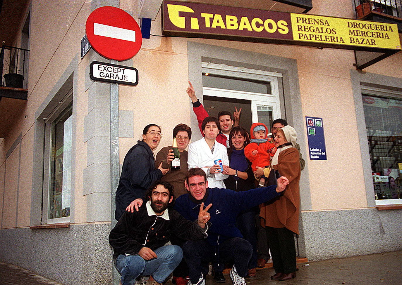 Afortunados por el 'gordo' de Navidad que cayó en Segovia hace veinte años brindan ante la administración del Corpus. 