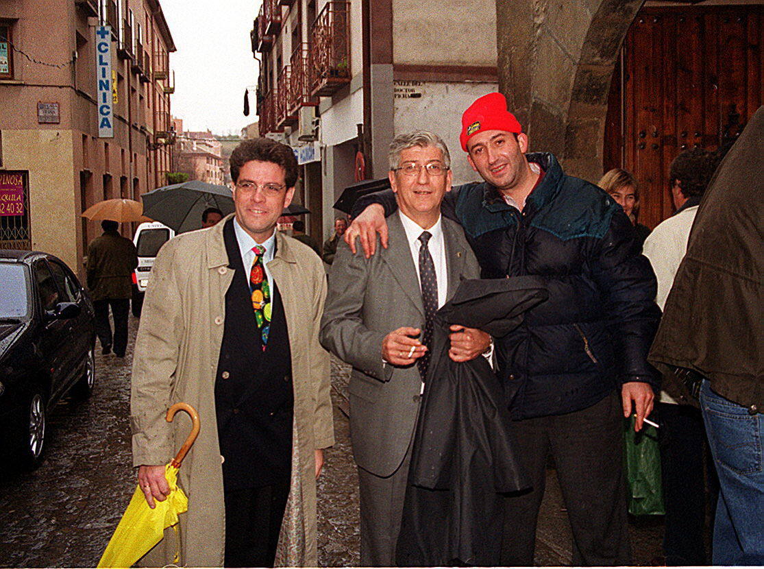 Afortunados por el 'gordo' de Navidad que cayó en Segovia hace veinte años brindan ante la administración del Corpus. 