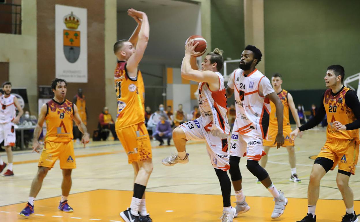 Una acción del partido entre el Aquimisa Carbajosa y el Innova Chef de Zamora. 