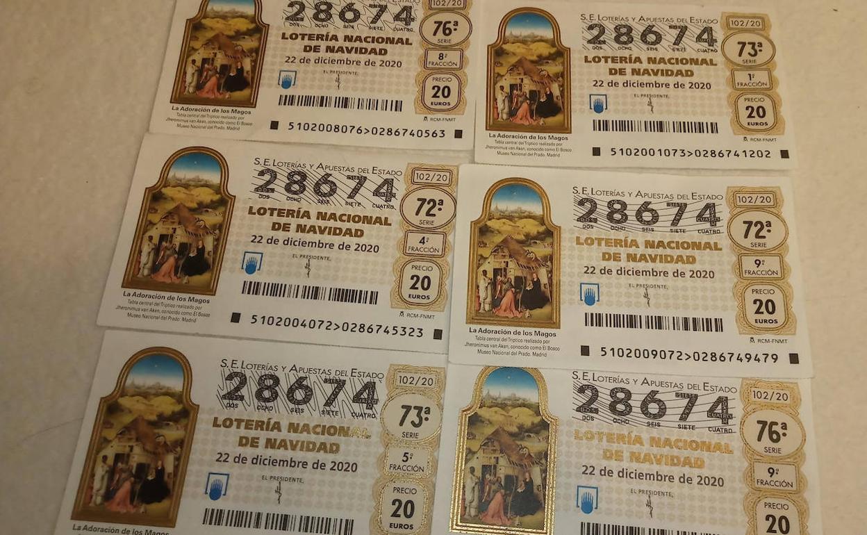 Algunos de los décimos comprados en Madrid por un antiguo hostelero de Coca que ha repartido entre varios amigos. 