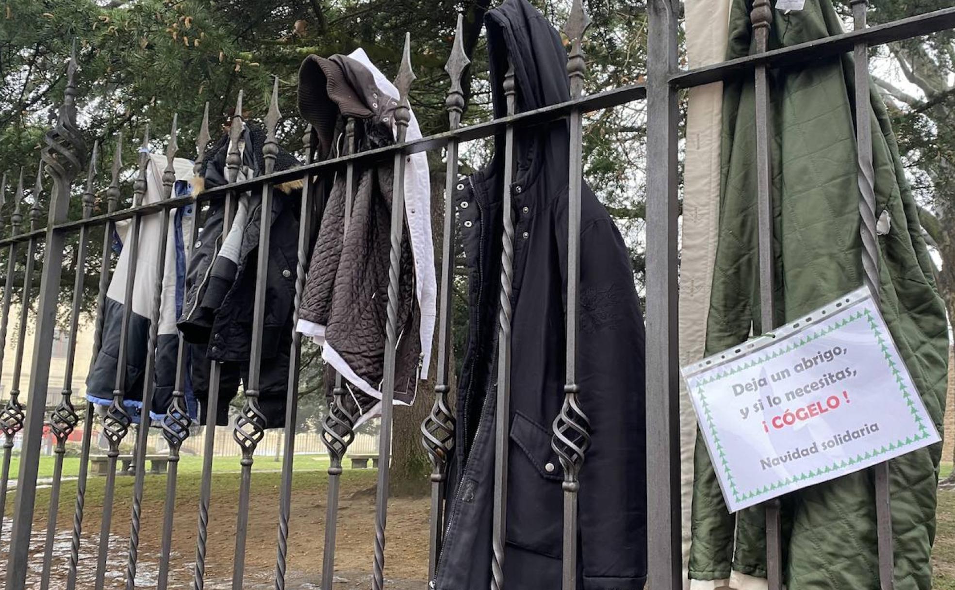 Los abrigos colgados en la valla del Parque del Cid. 