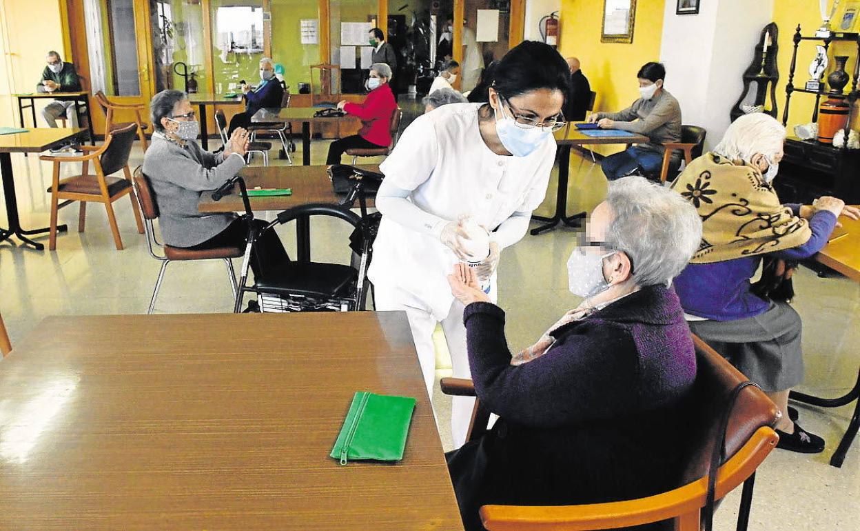 Una trabajadora atiende a una residente en Valladolid.