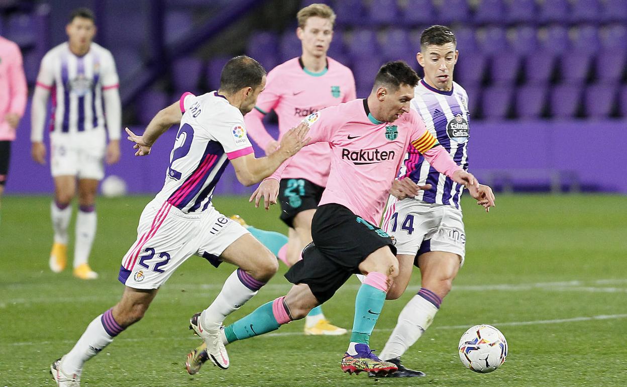 Messi avanza ante Nacho y Alcaraz.