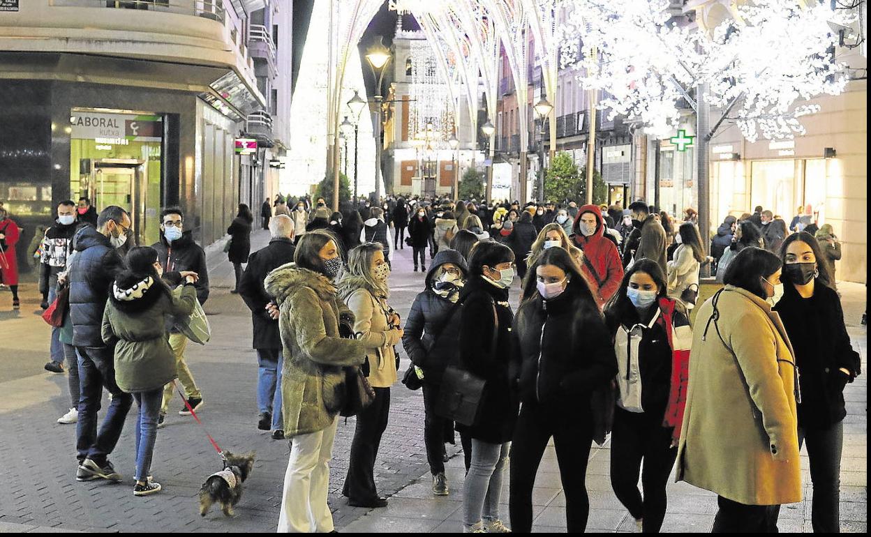 Colas de gente en la calle Santiago de Valladolid.