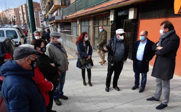 El alcalde y el concejal Luis Vélez charlan con los vecinos en la remozada acera de Juan Carlos I.