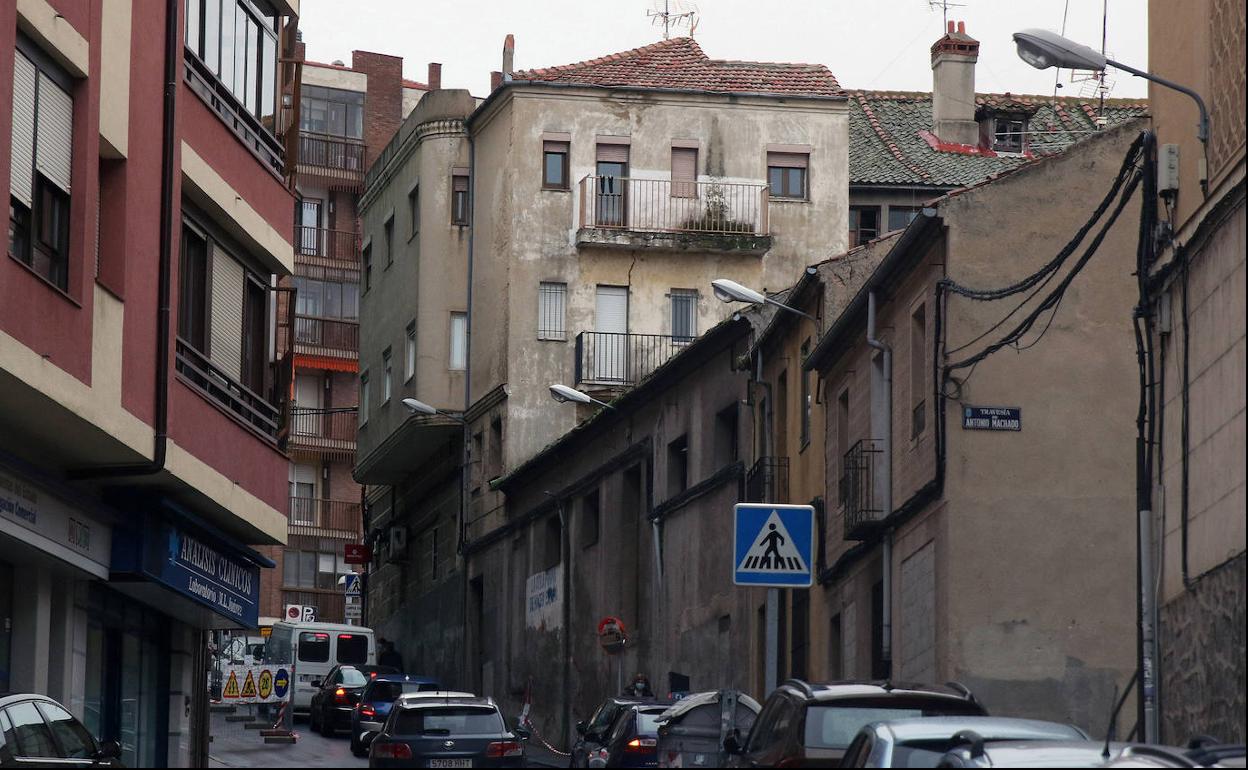 Calle Antonio Machado, con el edificio del portal número 1 al fondo. 