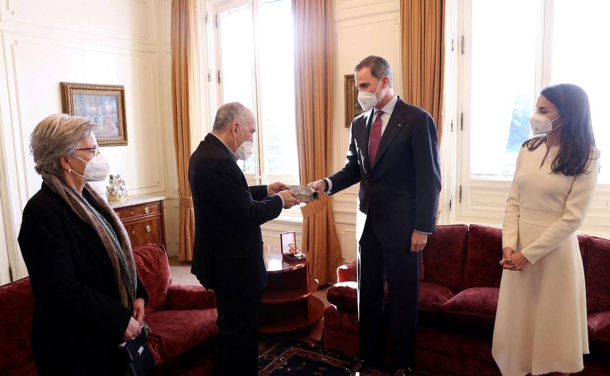 Los reyes entregan a Joan Margarit el Premio Cervantes de 2019 en su casa de Barcelona.
