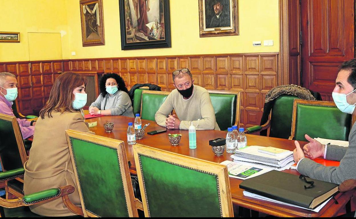 Reunión en el Ayuntamiento entre Mario Simón y los representantes sindicales. 