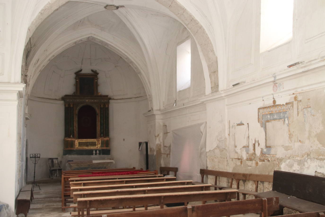 Capilla de Santo Tomé, con las pinturas en la parte derecha. 